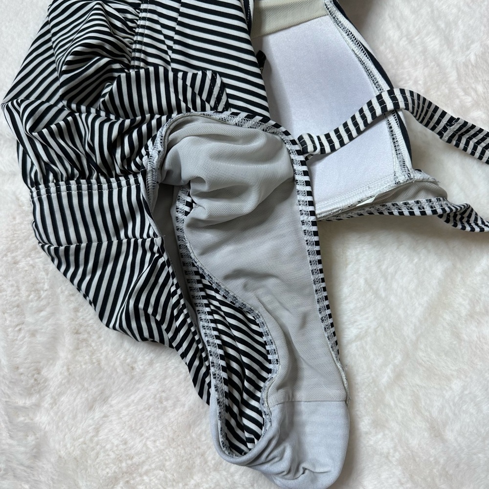 Bond-Eye Swimsuit - Picture 7 of 11